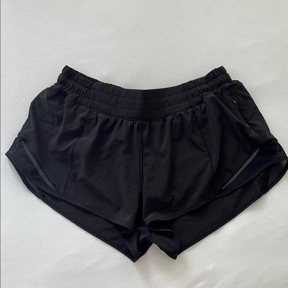 Lululemon Black Hotty Hot Low Rise 2.5” shorts - Picture 1 of 3